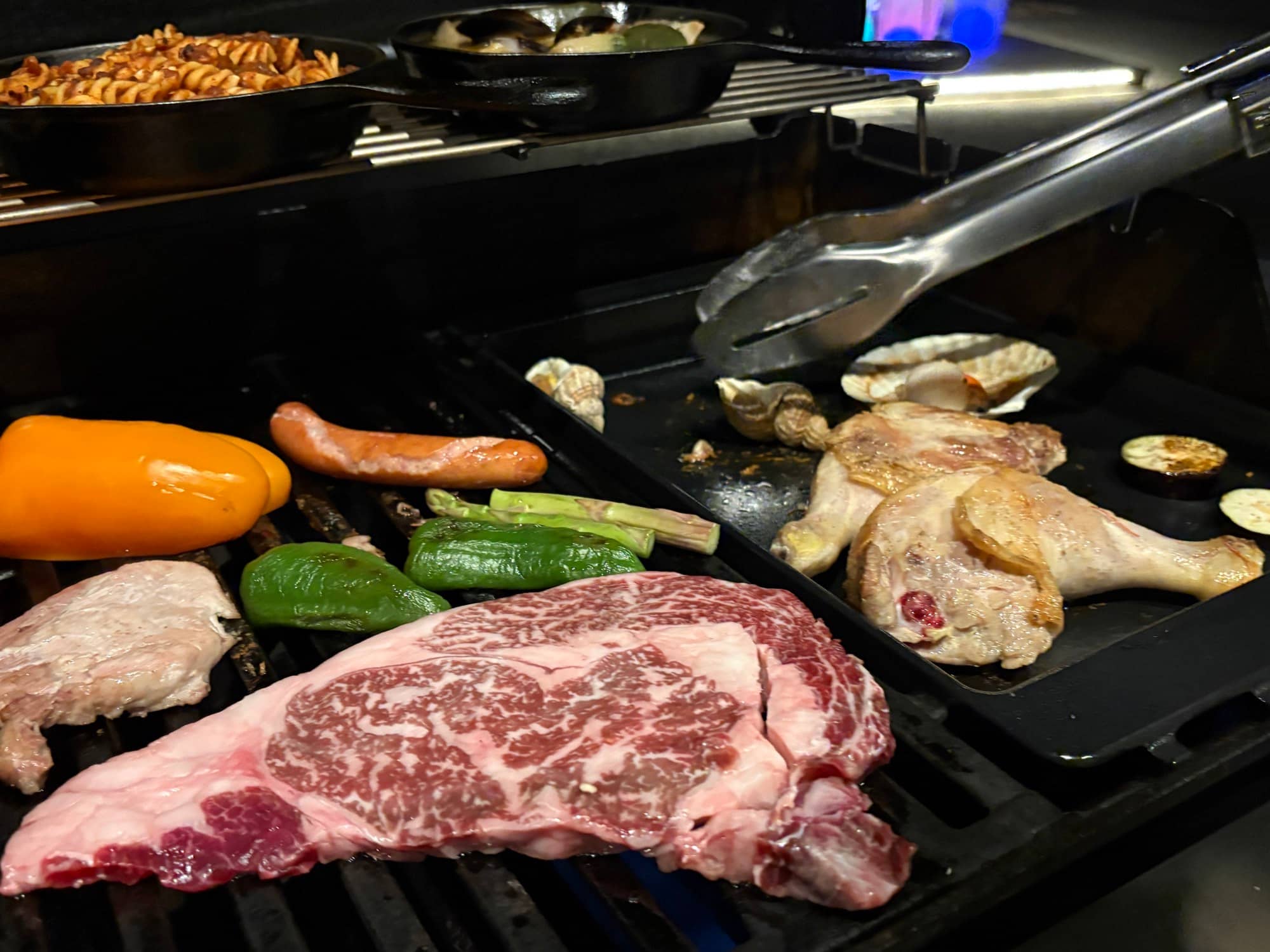 BBQグリルで焼く肉と海鮮