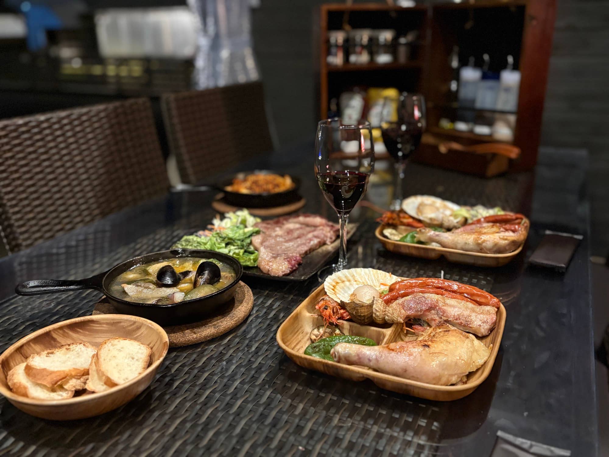 ディナーテーブルの料理とワイン