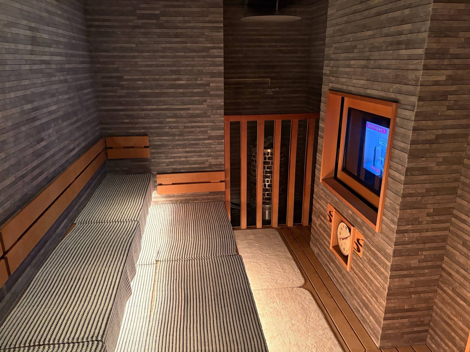 オートロウリュウ付きサウナ