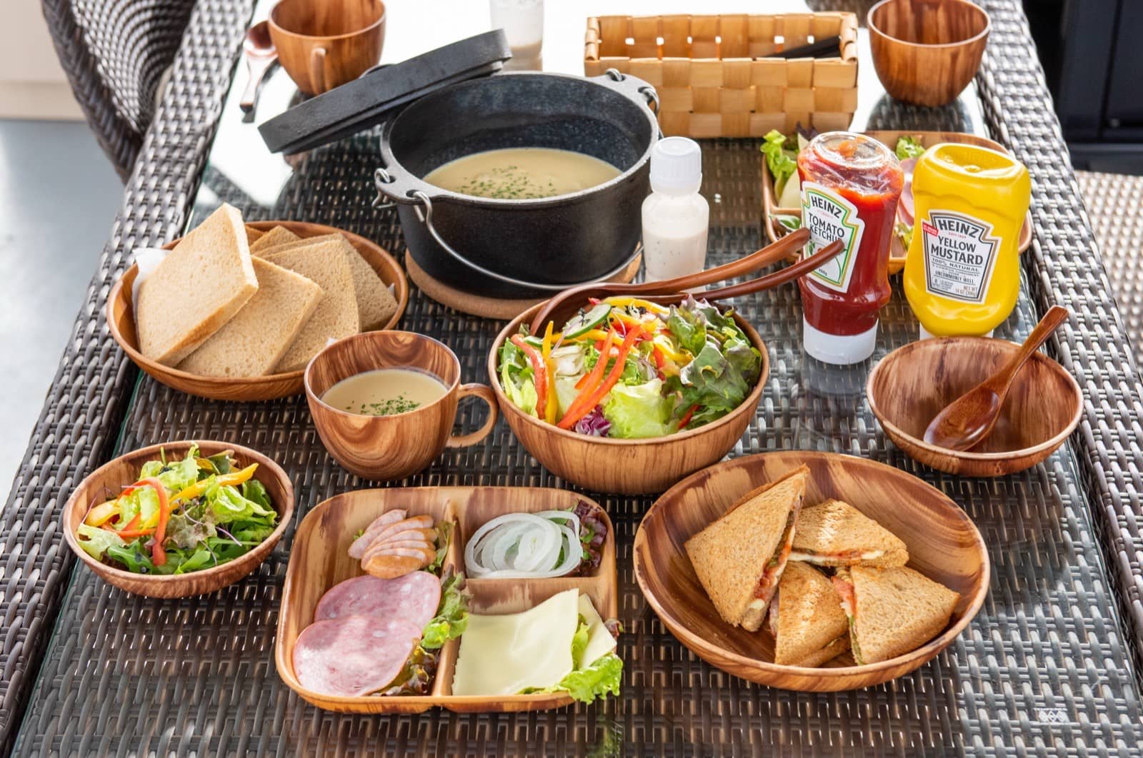 木製食器に盛られた朝食セット