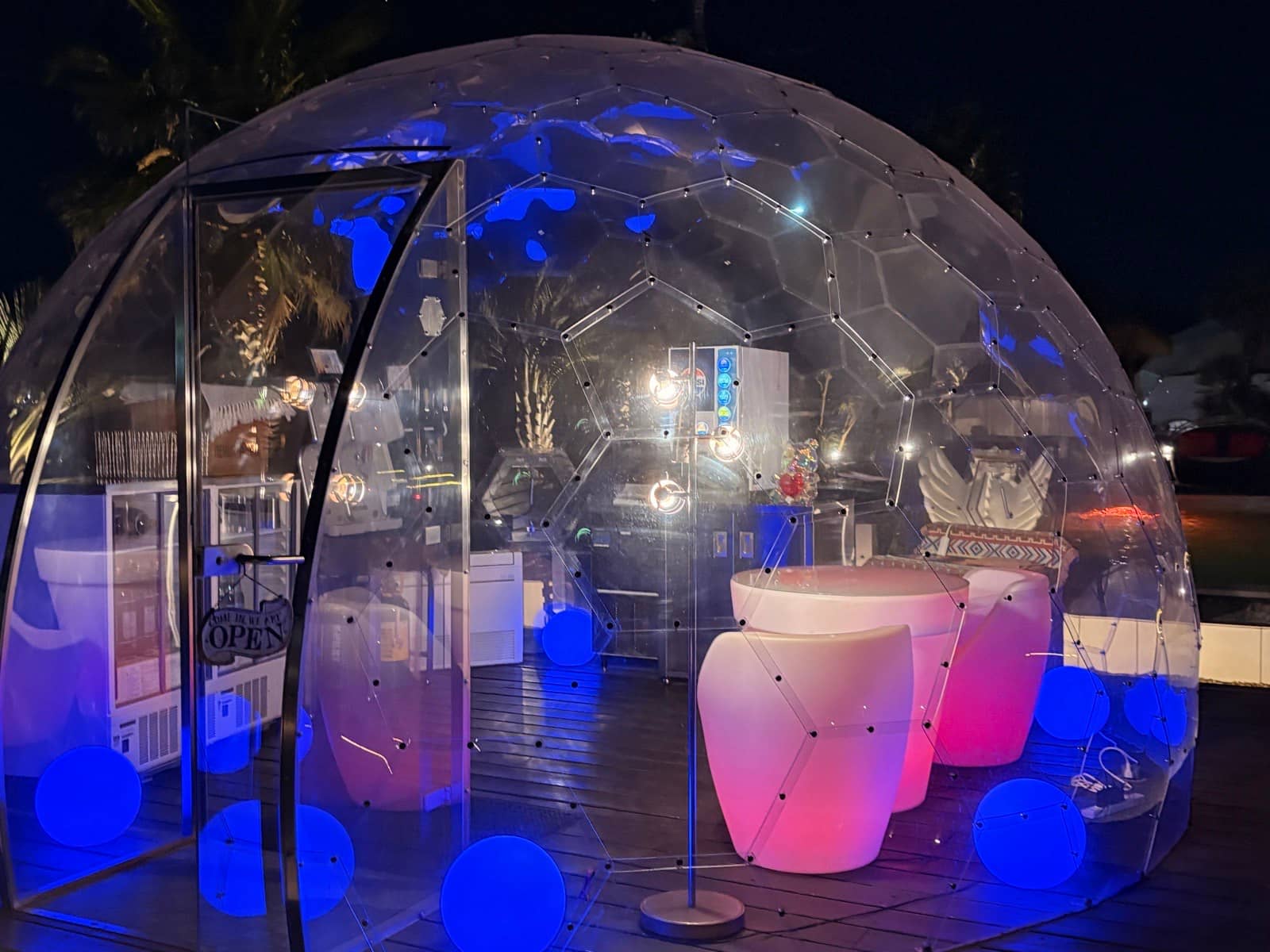 ライトアップされたクリアドームバー