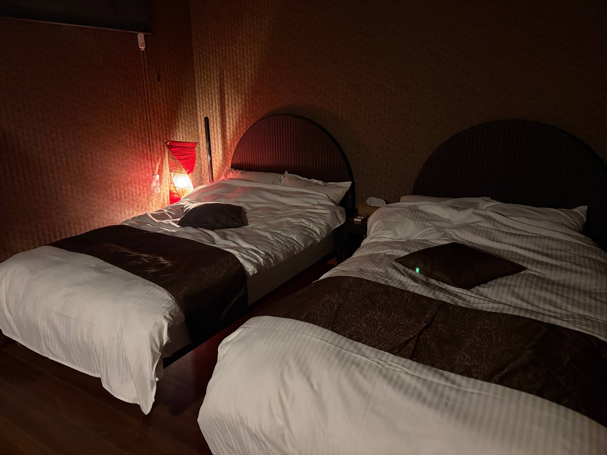 夜のベッドルーム